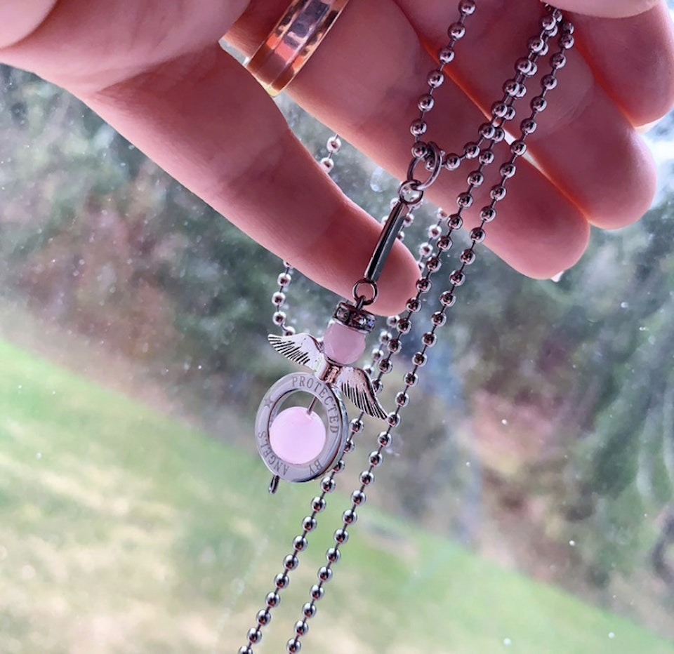 Halsband: ”protected by angel”