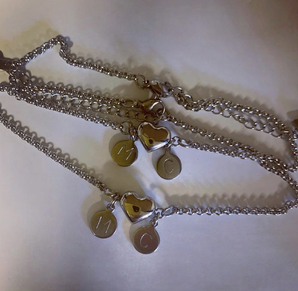 Armband med hjärta och liten stansad bricka