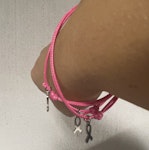 Armband: rosa bandet