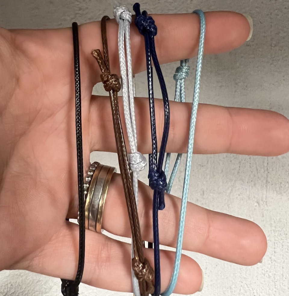 Armband: rosa bandet