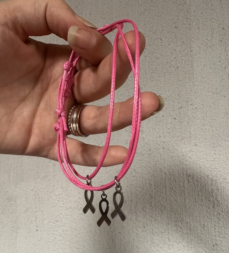 Armband: rosa bandet