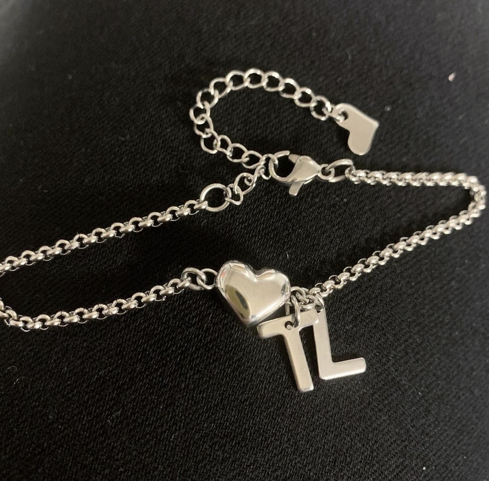 Armband med hjärta och bokstav