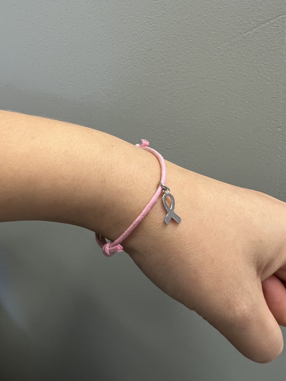 Armband: rosa bandet