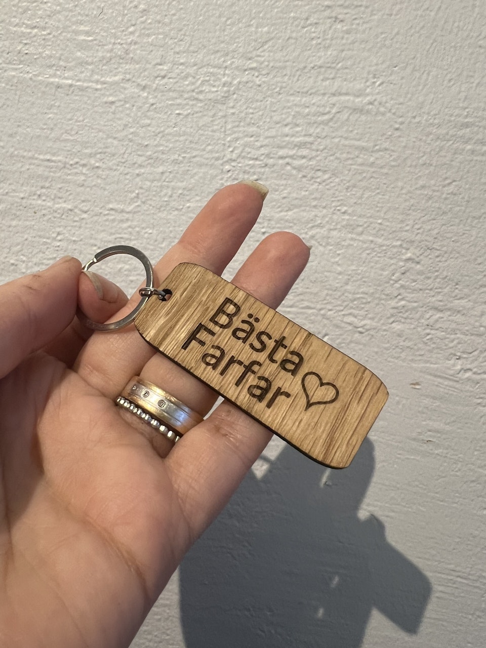 Nyckelring i ek med lasergravyr