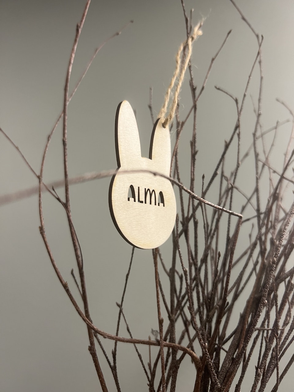 Hänge: hare i trä