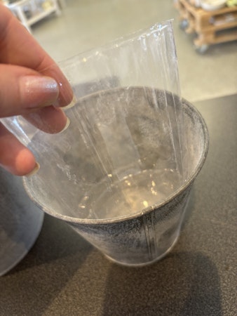 Plåtkruka med plast