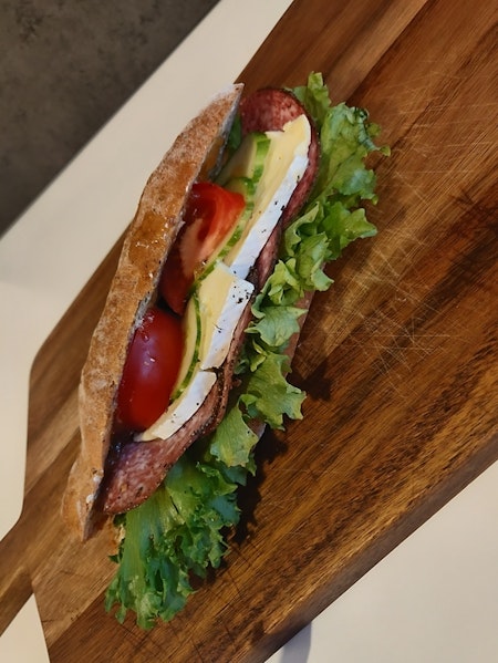 Baguette med salami/brie