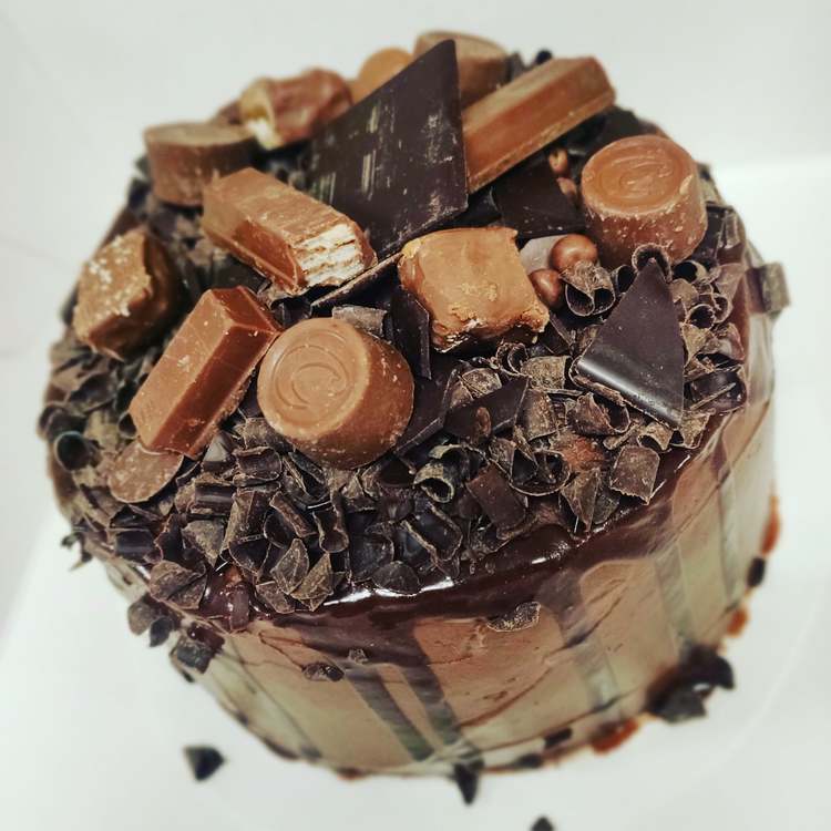Chocolate drip cake (8-bit)