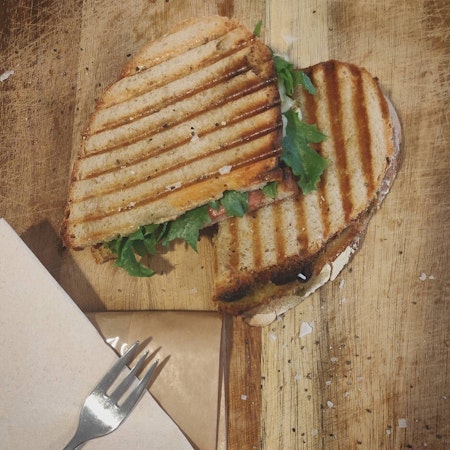 Grillmacka, surdegsbröd