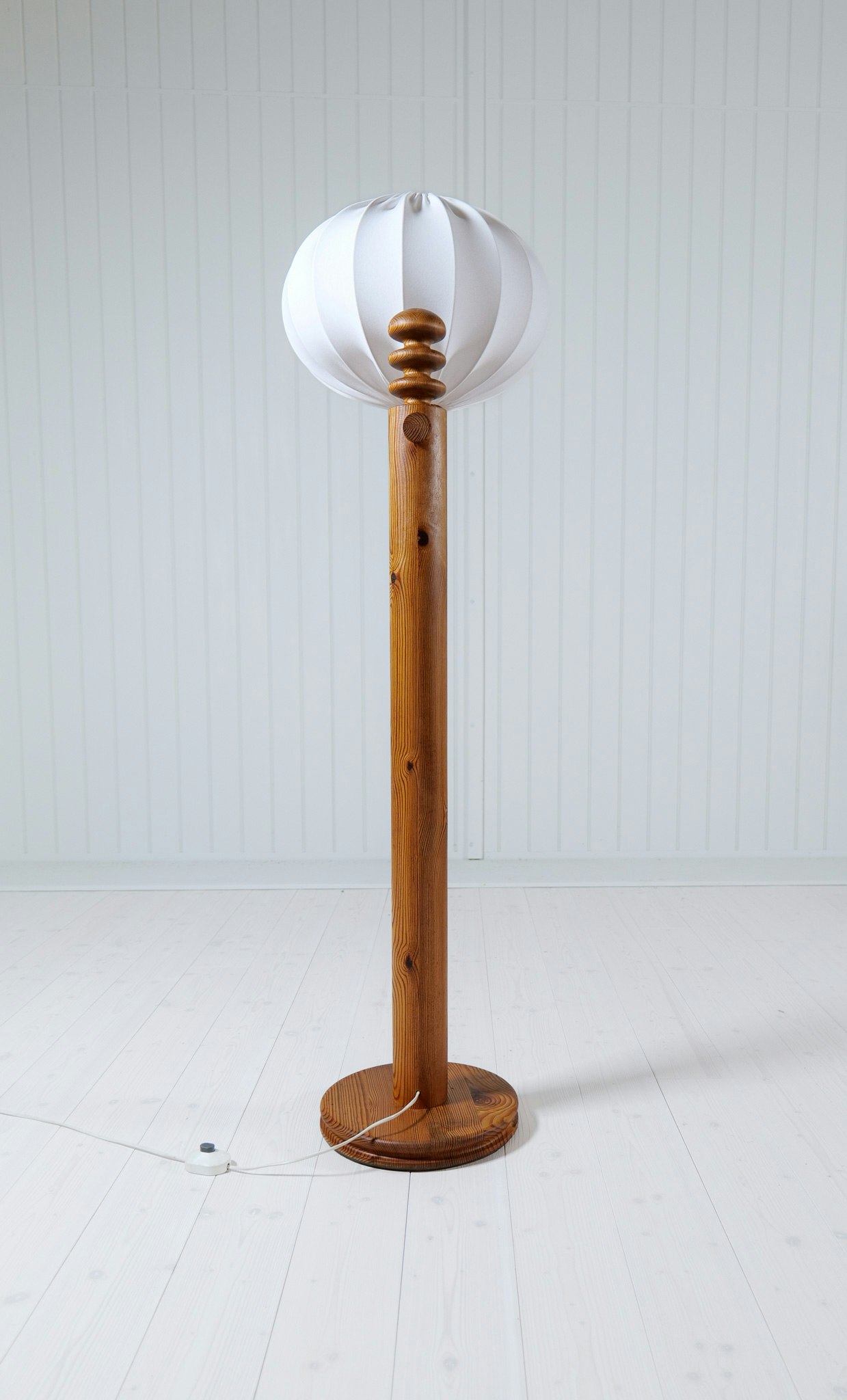 Scandinavian Modern Sculptural Floor Lamp in Pine Uno Kristiansson, Sweden 1970s