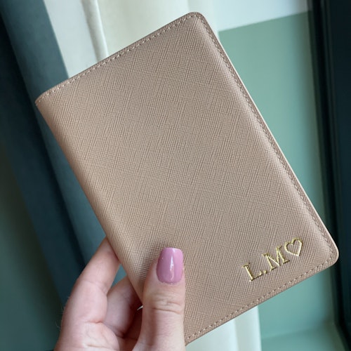 Beige passfodral med gravyr