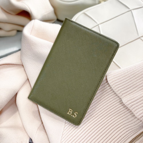 Khaki Green passfodral med gravyr