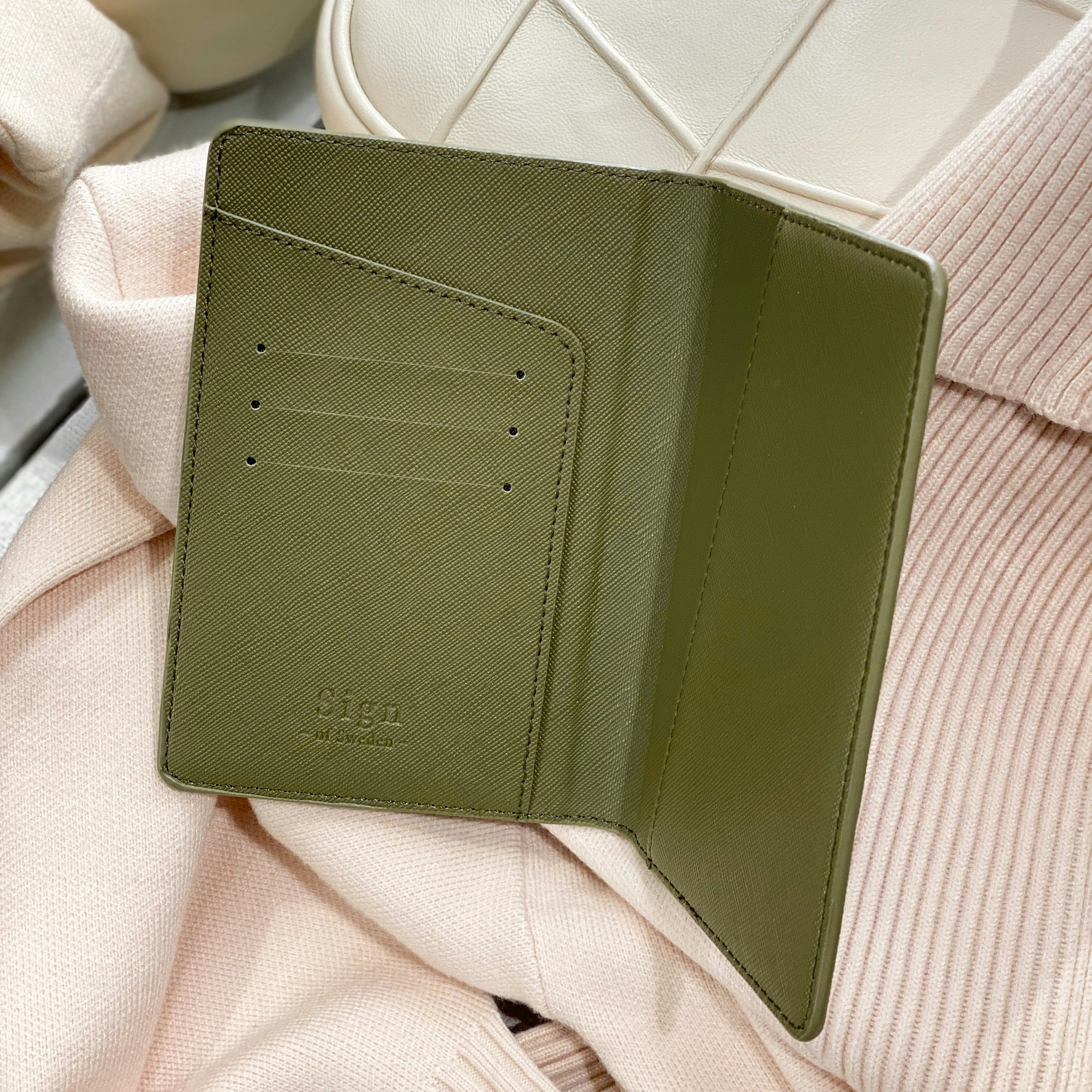 Khaki Green passfodral med gravyr