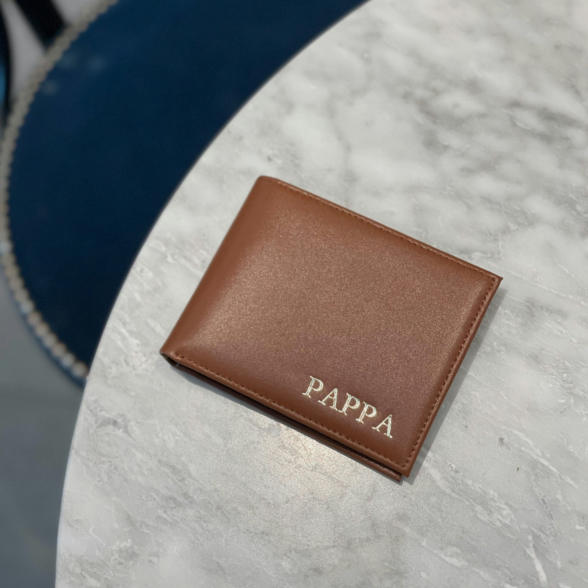 Brown smooth plånbok med gravyr