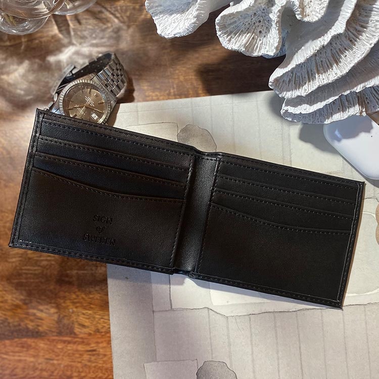 Svart läder plånbok med gravyr