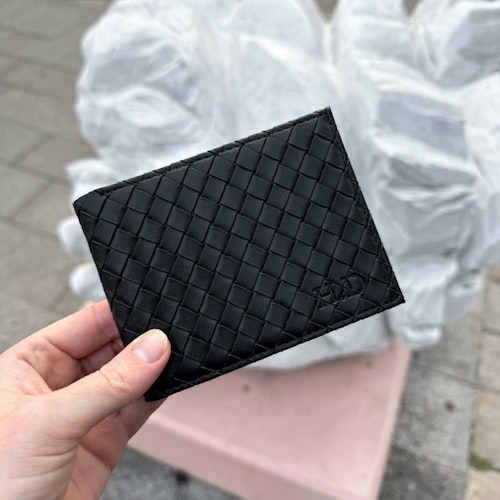 Svart flätad plånbok
