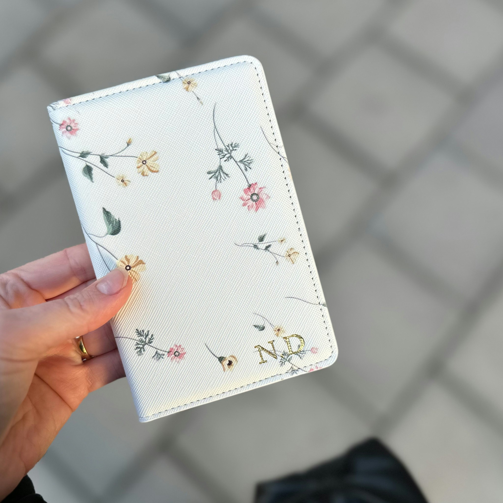 passfodral med små blommor
