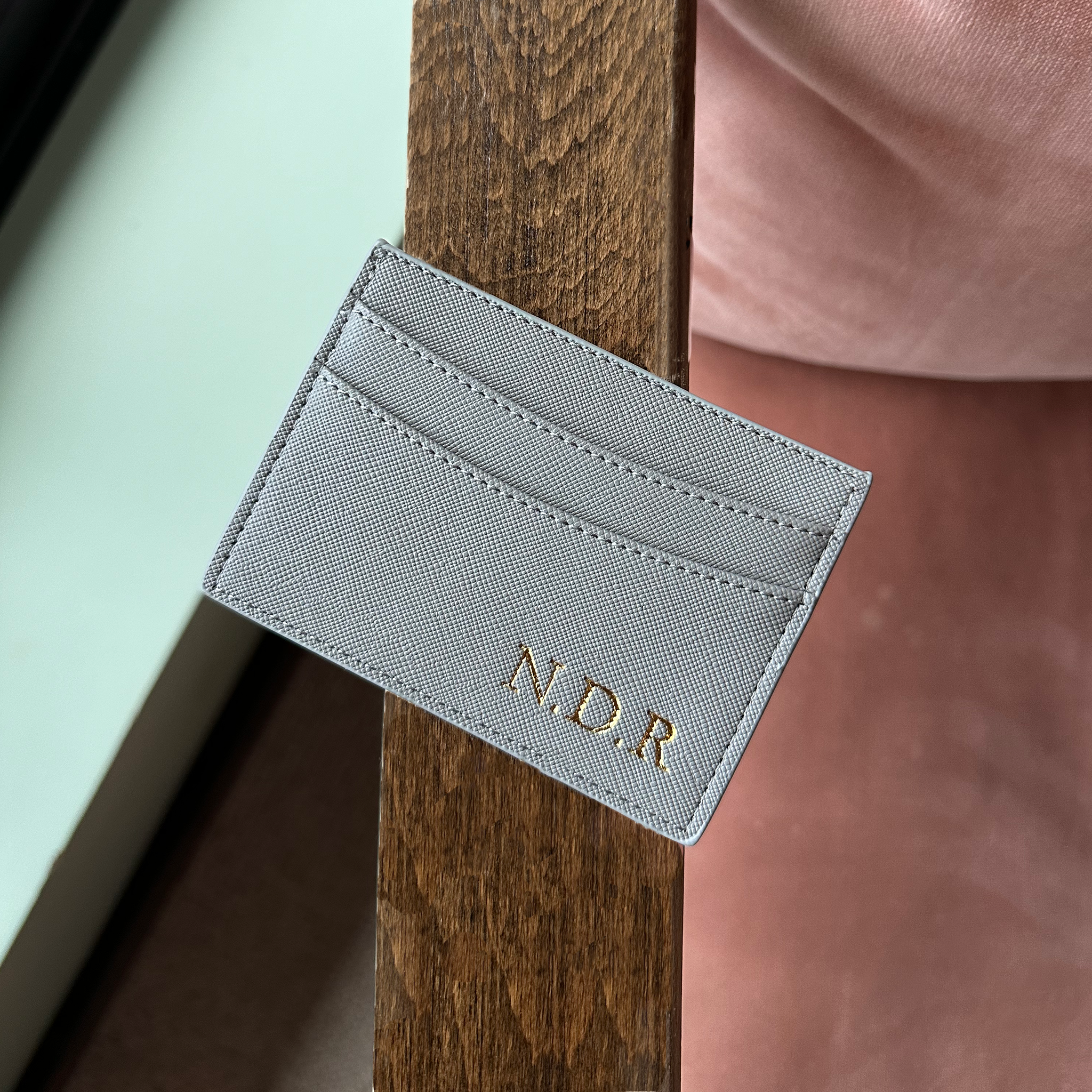 Grå korthållare med gravyr