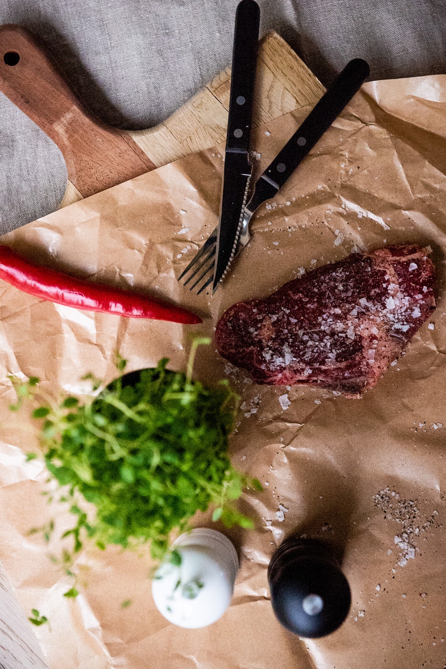 STILVOLLES GRILLBESTECK- UND MAHLWERK-SET VON JERNVERKET