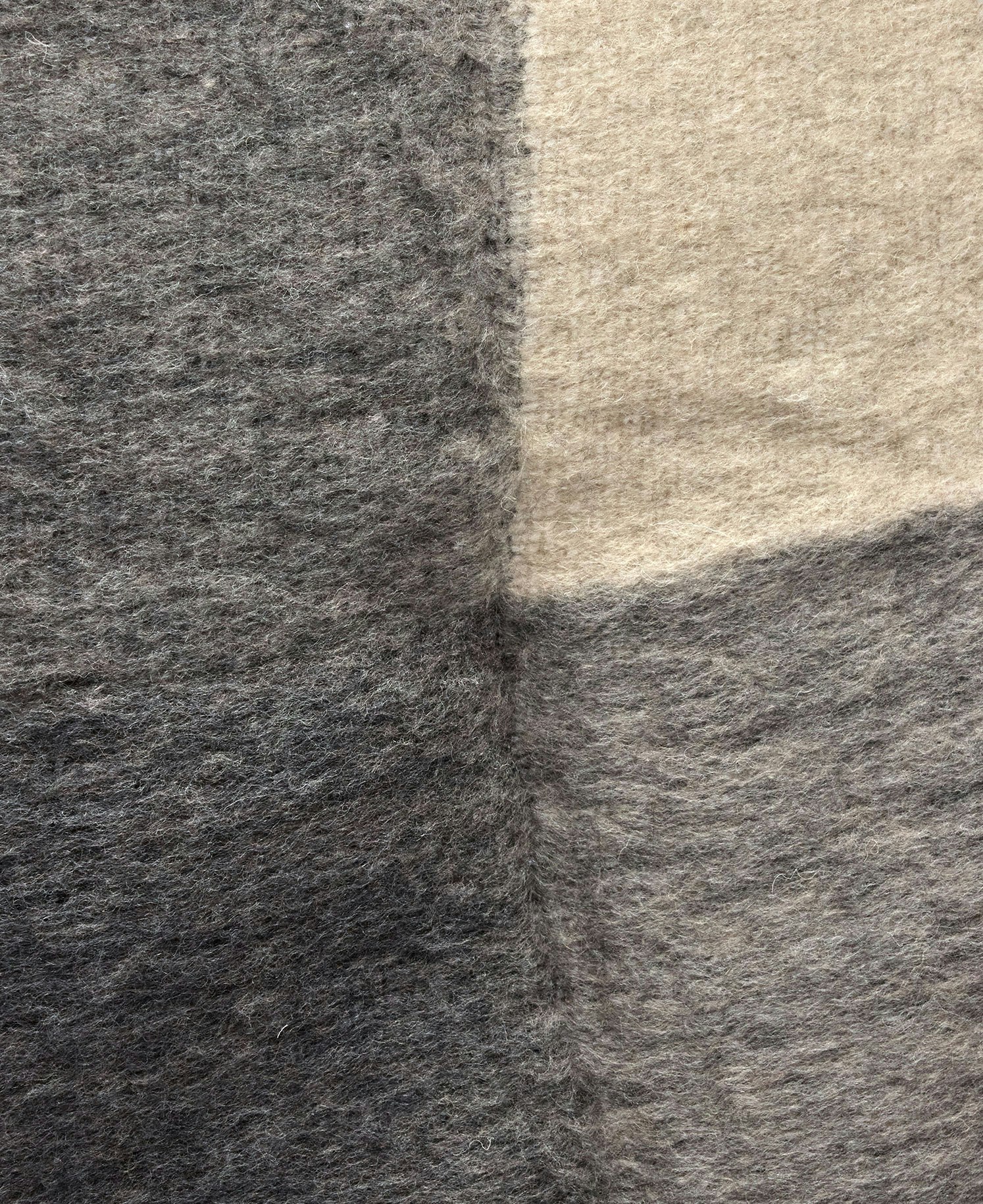 Weiches Wollplaid von Ylleverket– großes quadratisches Grau