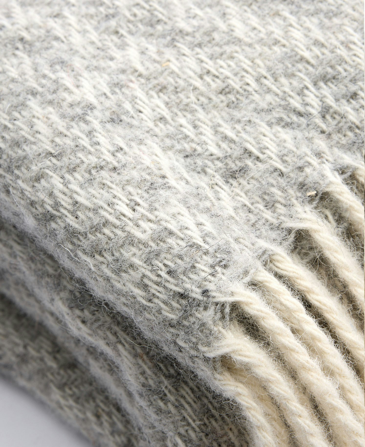 Wunderschönes Wollplaid von Ylleverket – Mikromuster hellgrau