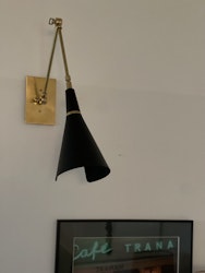 Stilnovo vägglampa i svart.