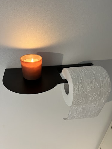 Toarullehållare med hylla svart