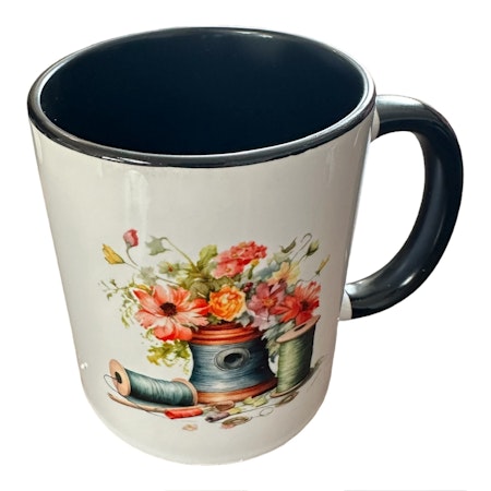 Mugg, svart med trådrulle