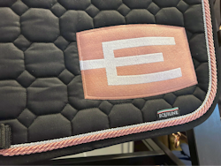 Equiline Hoppschabrak E-logga 006 black E18 old rose-white P39+P356