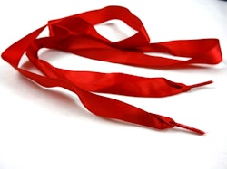 B651 Satinbandssnodd med plaständar röd (110 cm) (10 fp)