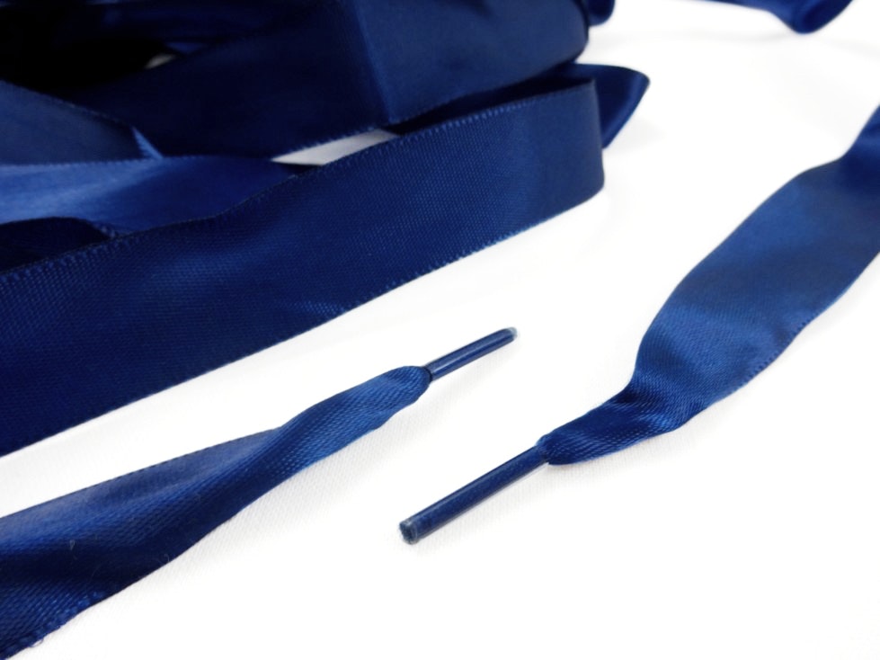 B651 Satinbandssnodd med plaständar mörkblå (110 cm) (10 fp)