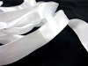 B651 Satinbandssnodd med plaständar vit (110 cm) (10 fp)