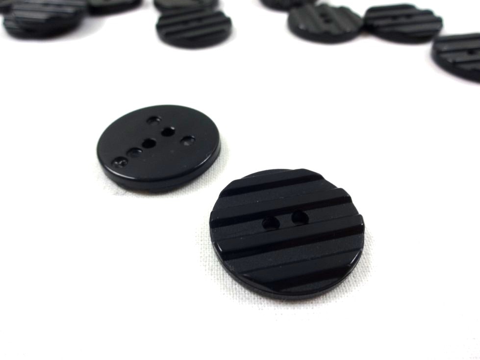 K001 Knapp 25 mm svart med ränder (25 st)