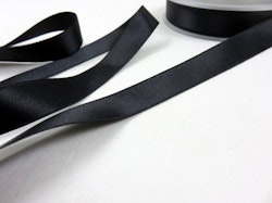 B1400 Satinband 16 mm svart (25m)