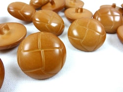 K393 Knapp 28 mm brun (23 st)