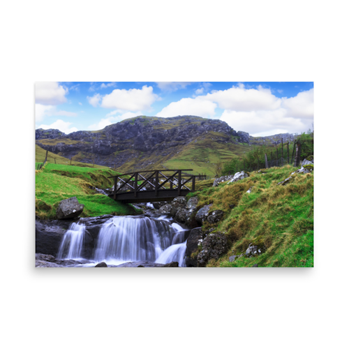 Bro över vattenfall - 24″×36″