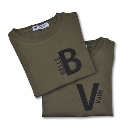 T-shirt - Bokstav och namn på sidan (militärgrön)