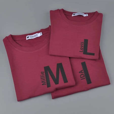 T-shirt - Bokstav och namn på sidan (merlot)