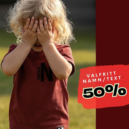 T-shirt - Bokstav och namn på sidan (merlot)