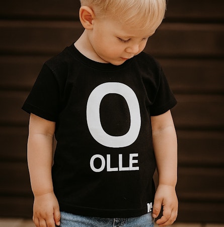 T-shirt - STOR bokstav och namn (svart)
