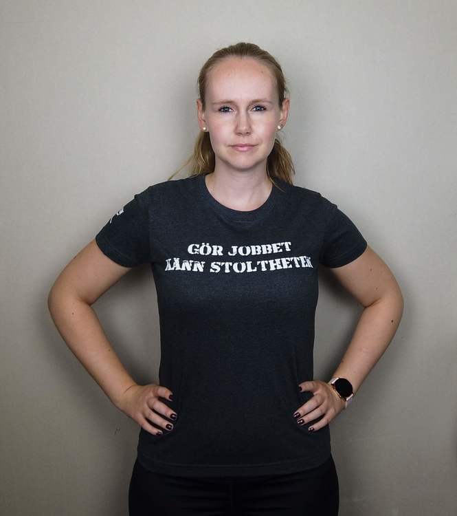 T-Shirt Gör Jobbet Känn Stoltheten dammodell