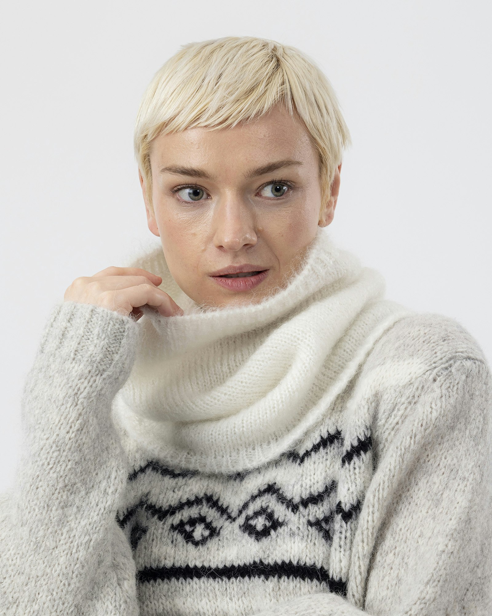Holebrook Vallvik neck tube Off White