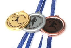 Medalj i storlek 32 mm med idrottsmotiv, band & text