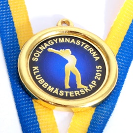 Medalj i storlek 32 mm med idrottsmotiv, band & text