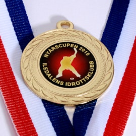 Medalj i storlek 40 mm med idrottsmotiv, band & text