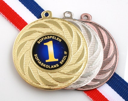 Medalj i storlek 50 mm med idrottsmotiv, band & text