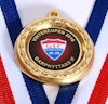 Medalj i storlek 40 mm med egen logo, band & text