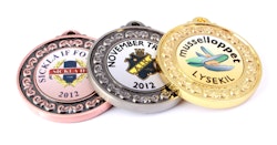 Medalj i storlek 40 mm med eget tryck, medaljband