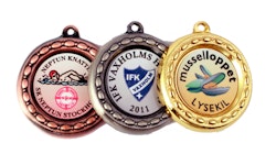 Medalj i storlek 40 mm med eget tryck, medaljband