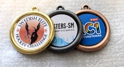 Medalj i storlek 32 mm med eget tryck, medaljband